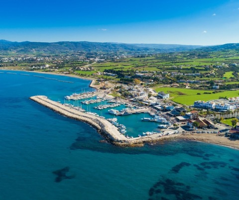 Large 3+1 with land plot ideal for investment close to the sea and golf in Cyprus