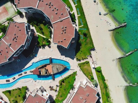 Spacious two-bedroom apartment with panoramic sea views in Privilege Fort Beach complex