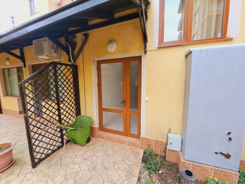 Building with 12 apartments for sale in Saint Vlas