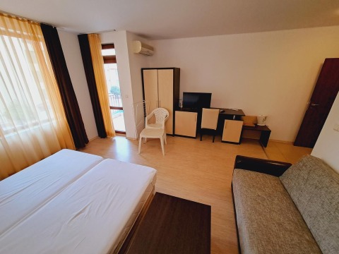 Building with 12 apartments for sale in Saint Vlas