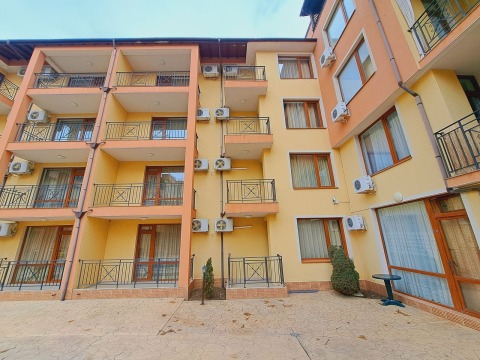 Building with 12 apartments for sale in Saint Vlas