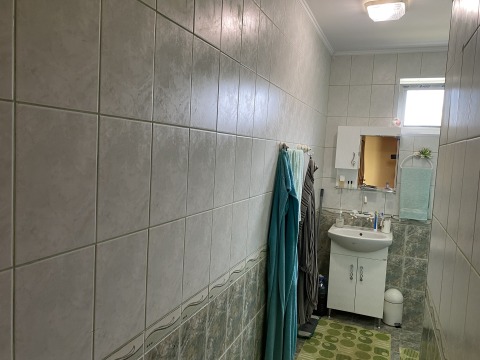Большой дом с бассейном недалеко от моря, города Альбена и Добрич.