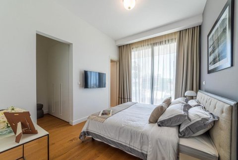 Investment three-bedroom apartment just 700 m from the sea in Limassol, sea view