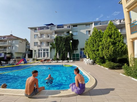 DISCOUNT!!! Two-bedroom apartment with two terraces and its own rose garden, 5 minutes from the beach in Sveti Vlas.