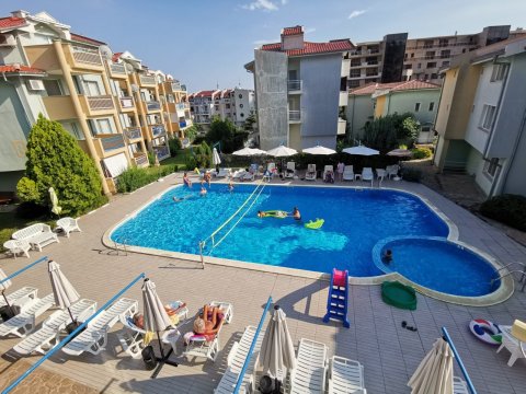 DISCOUNT!!! Two-bedroom apartment with two terraces and its own rose garden, 5 minutes from the beach in Sveti Vlas.