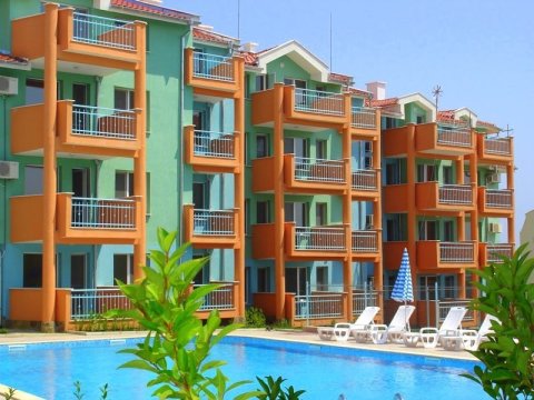 DISCOUNT!!! Two-bedroom apartment with two terraces and its own rose garden, 5 minutes from the beach in Sveti Vlas.