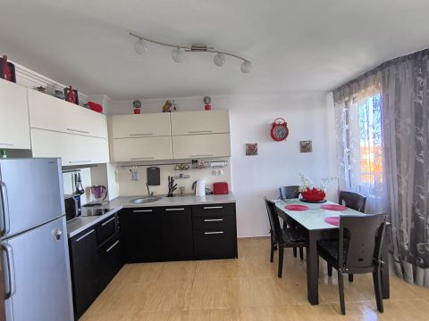 Three-bedroom apartment with panoramic sea view