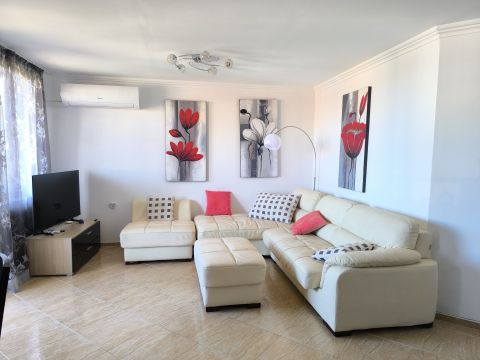 Three-bedroom apartment with panoramic sea view