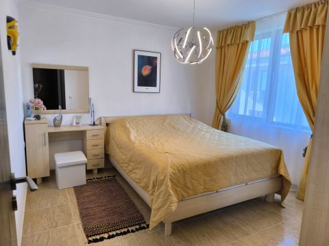Three-bedroom apartment with panoramic sea view