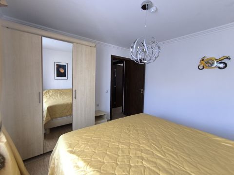 Three-bedroom apartment with panoramic sea view