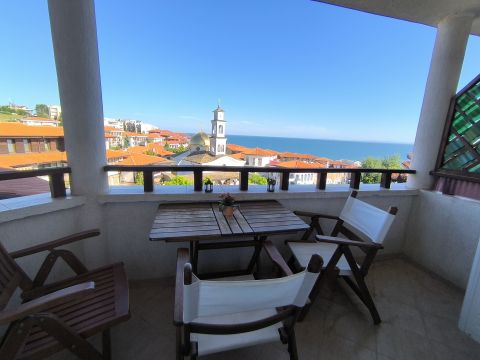 Three-bedroom apartment with panoramic sea view