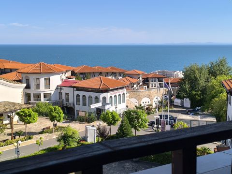 Three-bedroom apartment with panoramic sea view