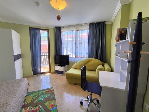 Three-bedroom apartment with panoramic sea view