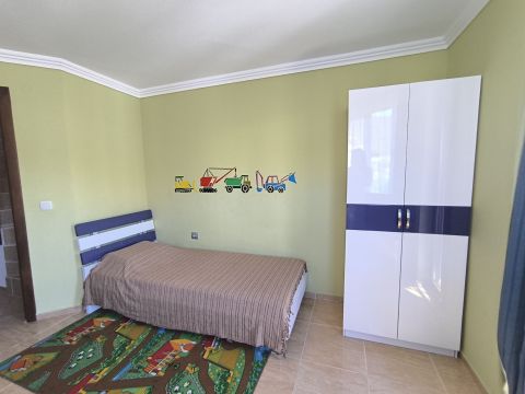 Three-bedroom apartment with panoramic sea view