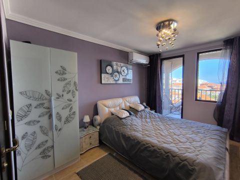 Three-bedroom apartment with panoramic sea view