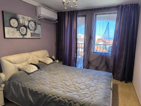 Three-bedroom apartment with panoramic sea view