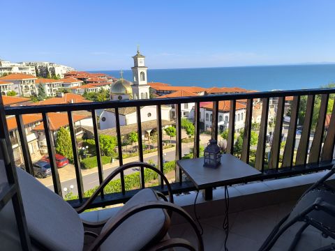 Three-bedroom apartment with panoramic sea view
