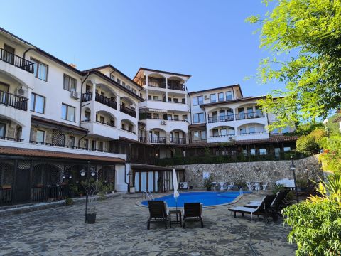Three-bedroom apartment with panoramic sea view