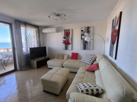 Three-bedroom apartment with panoramic sea view
