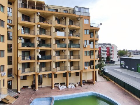 One-bedroom apartment in Amadeus 5 complex with low fee