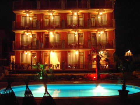 Хотел/Ресторант 1000 m², с.Равда, България