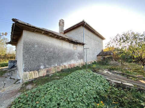 Недорогой дом в холмистой местности недалеко от города Добрич