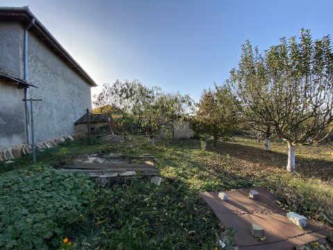 Недорогой дом в холмистой местности недалеко от города Добрич
