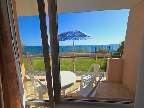 Elegant apartment with luxurious sea view on the first line in Sveti Vlas