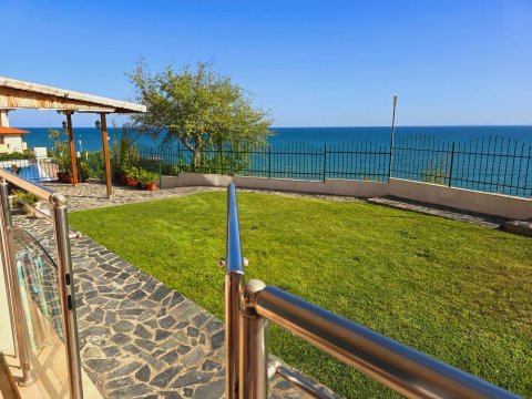 Elegant apartment with luxurious sea view on the first line in Sveti Vlas