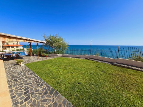 Elegant apartment with luxurious sea view on the first line in Sveti Vlas