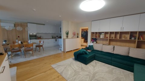 Luxuriously renovated and fully furnished four-bedroom brick apartment