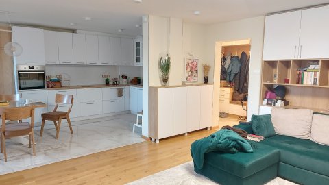 Luxuriously renovated and fully furnished four-bedroom brick apartment