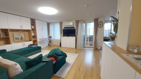 Luxuriously renovated and fully furnished four-bedroom brick apartment