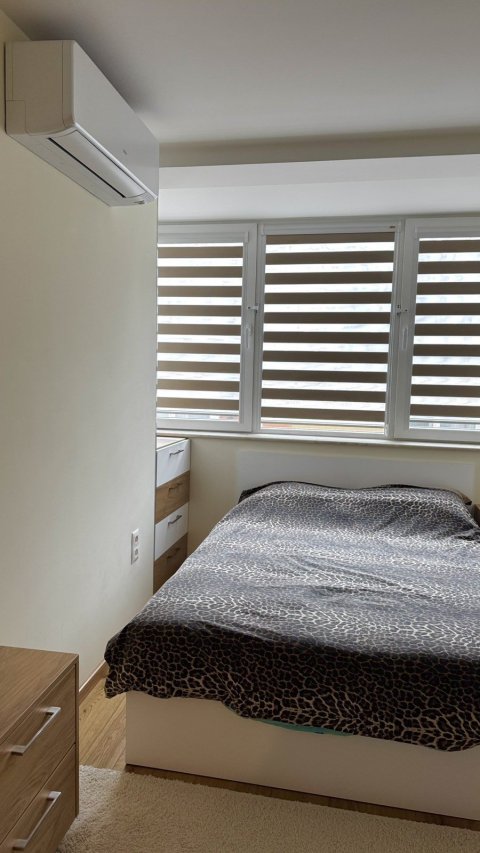 Luxuriously renovated and fully furnished four-bedroom brick apartment