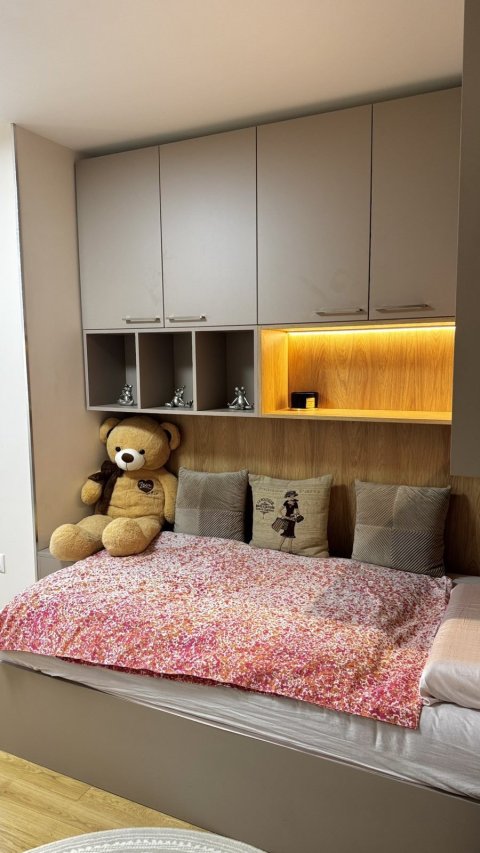 Luxuriously renovated and fully furnished four-bedroom brick apartment