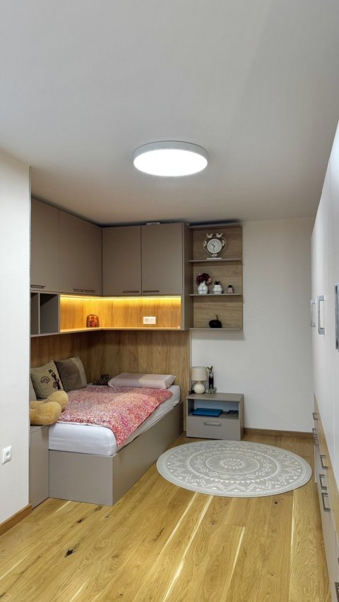 Luxuriously renovated and fully furnished four-bedroom brick apartment