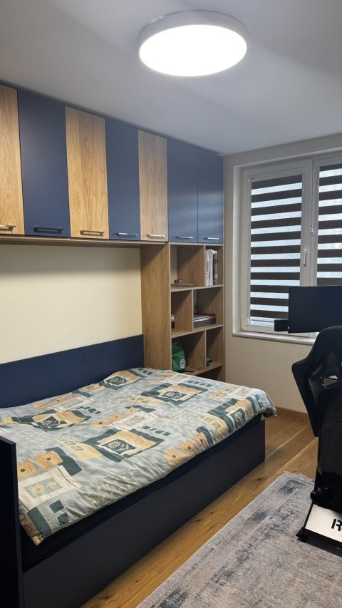 Luxuriously renovated and fully furnished four-bedroom brick apartment
