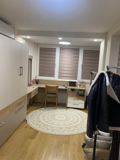 Luxuriously renovated and fully furnished four-bedroom brick apartment