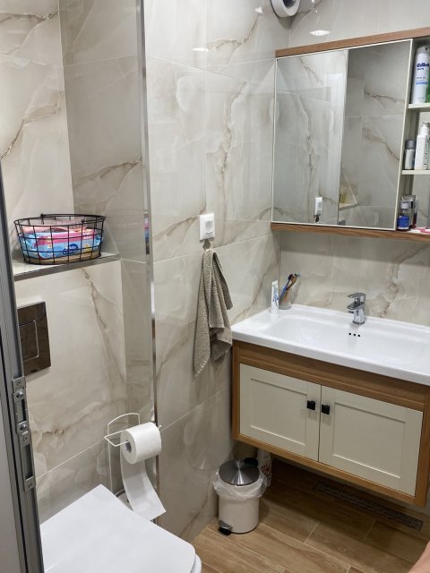 Luxuriously renovated and fully furnished four-bedroom brick apartment