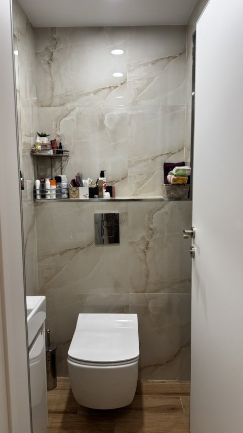 Luxuriously renovated and fully furnished four-bedroom brick apartment