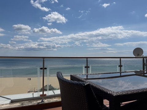 We offer a large one-bedroom apartment in Sunny Beach with sea views!