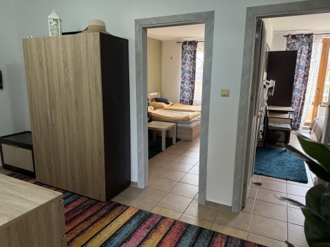 Просторная квартира с двумя спальнями и двумя террасами в комплексе «Летние мечты», в отличном месте, на Солнечном Берегу.