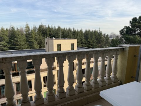 Просторная квартира с двумя спальнями и двумя террасами в комплексе «Летние мечты», в отличном месте, на Солнечном Берегу.