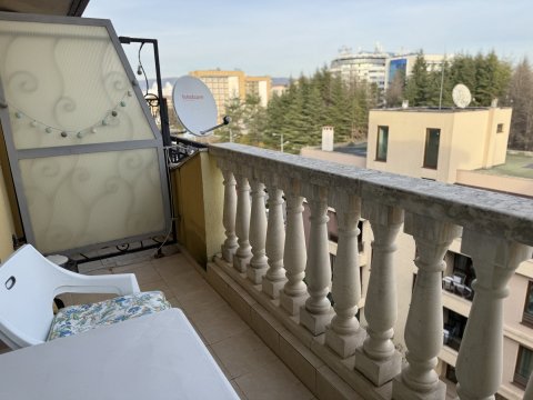 Просторная квартира с двумя спальнями и двумя террасами в комплексе «Летние мечты», в отличном месте, на Солнечном Берегу.
