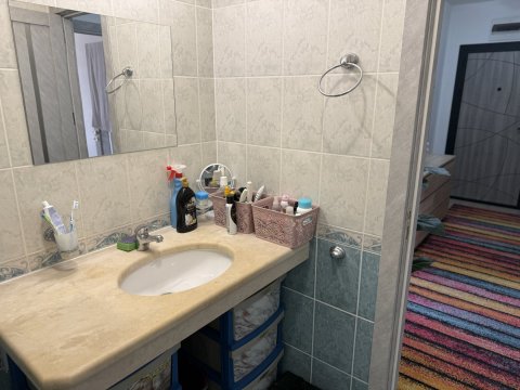 Просторная квартира с двумя спальнями и двумя террасами в комплексе «Летние мечты», в отличном месте, на Солнечном Берегу.