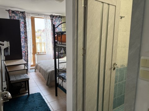 Просторная квартира с двумя спальнями и двумя террасами в комплексе «Летние мечты», в отличном месте, на Солнечном Берегу.