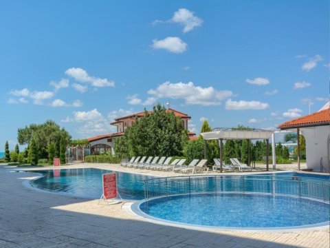 First row to the beach! Spacious two-bedroom apartment with sea view – Robinson Beach, in installments