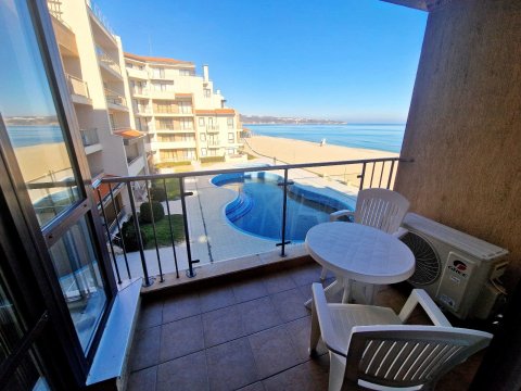 Spacious one-bedroom apartment with sea views in an exclusive first-line complex in Obzor, Bulgaria