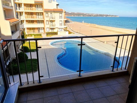 Spacious one-bedroom apartment with sea views in an exclusive first-line complex in Obzor, Bulgaria