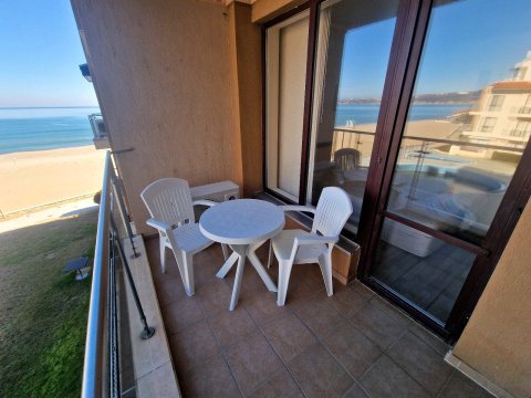 Spacious one-bedroom apartment with sea views in an exclusive first-line complex in Obzor, Bulgaria